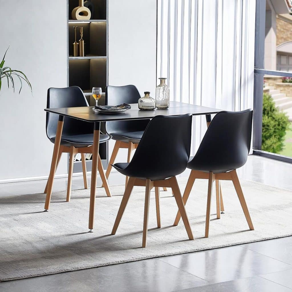 Test du mobilier LafeuR : ensemble salle à manger avec table et chaises noires