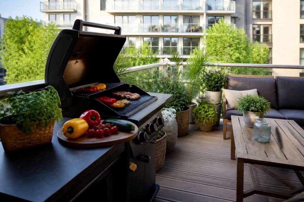 Barbecue sur le balcon : que dit la loi ?